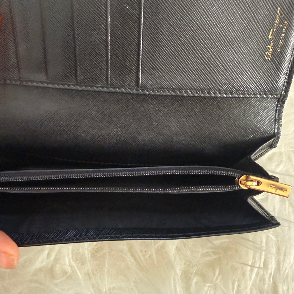 Salvatore Ferragamo Black Leather Vara Bow Wallet with Gold Hardware - Picture 5 of 8